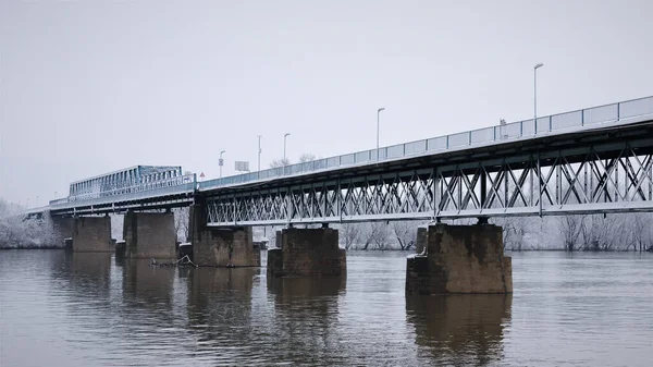 Γέφυρα Πάνω Από Ποτάμι Στην Πόλη Της Riga — Φωτογραφία Αρχείου