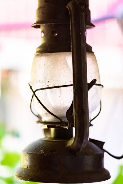 Oude Vintage Lamp Een Achtergrond Van Een Muur — Stockfoto