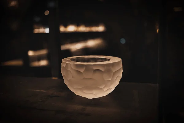 一个装有蜡烛的陶瓷碗的特写镜头 — 图库照片