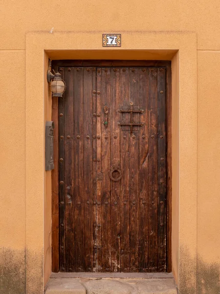 茶色のハンドルを持つ古い木製のドア — ストック写真