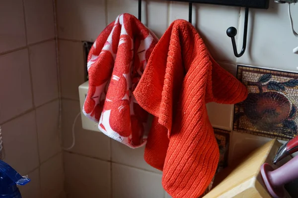 Mulher Limpando Roupa Cozinha — Fotografia de Stock