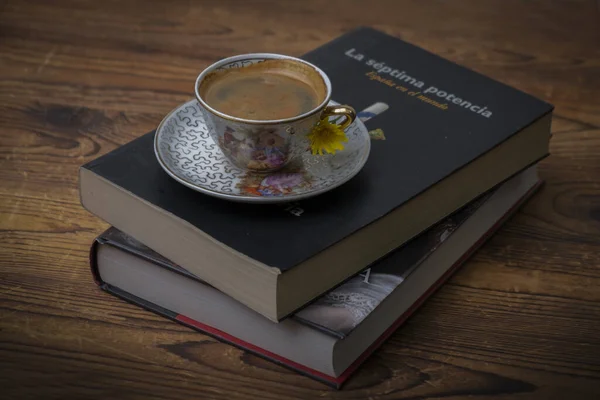 Tasse Kaffee Und Buch Auf Holztisch — Stockfoto