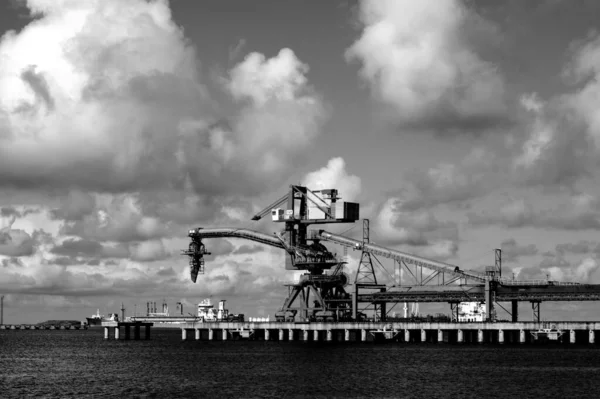 Zwart Wit Foto Van Een Vrachtschip — Stockfoto