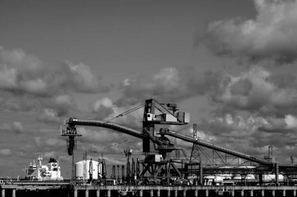 黒と白の街の港のイメージ — ストック写真