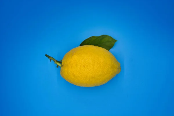 青い背景に熟した黄色いレモン — ストック写真