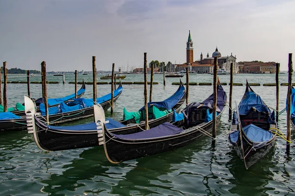 イタリアのヴェネツィアの大運河のゴンドラは — ストック写真