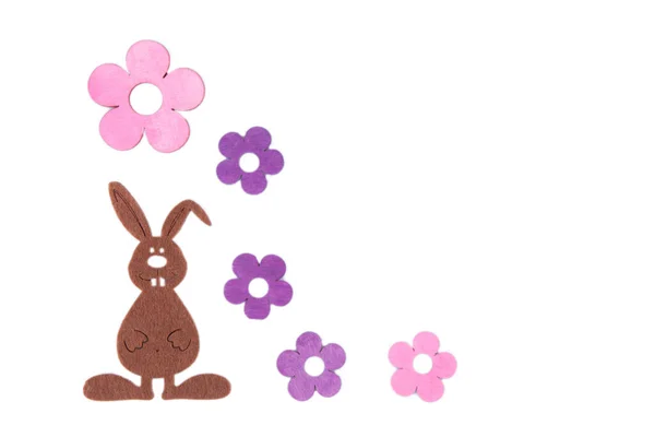 Osterhase Mit Hase Und Blumen Auf Weißem Hintergrund — Stockfoto