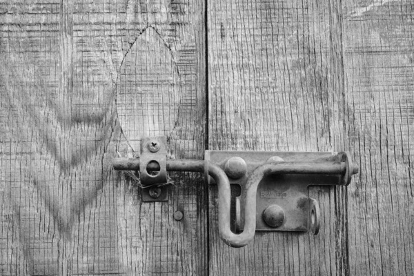 Kilitli Eski Ahşap Kapı — Stok fotoğraf