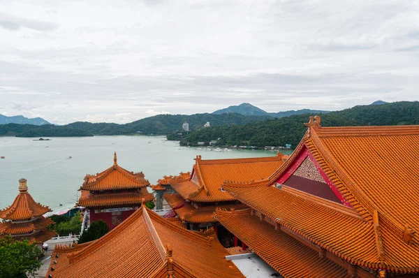 アジアの寺院の屋根を背景に旅をし — ストック写真