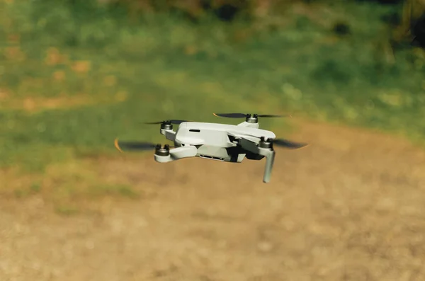 Drone Che Vola Sul Campo Verde — Foto Stock