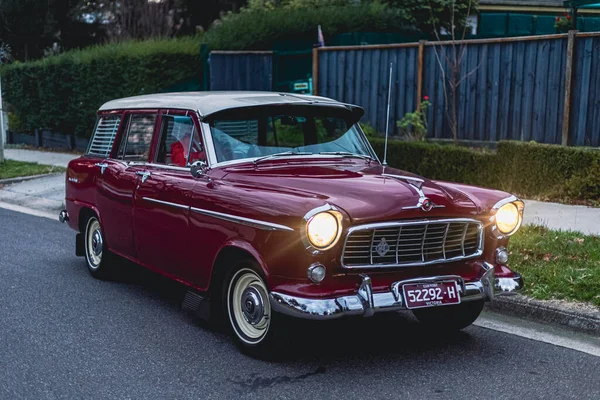 Παλιό Αυτοκίνητο Αντίκα Στο Δρόμο — Φωτογραφία Αρχείου