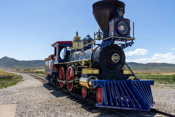 铁路上的旧蒸汽机车 — 图库照片