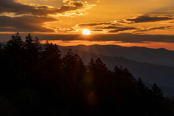 Belo Pôr Sol Sobre Montanhas — Fotografia de Stock