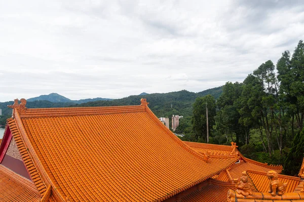 亚洲庙宇的屋顶 背景上的旅游胜地 — 图库照片