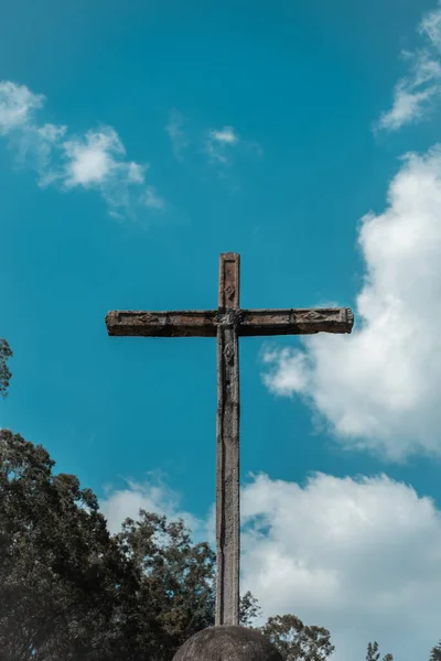 Хрест Фоні Неба — стокове фото
