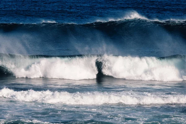 Ondas Batendo Praia — Fotografia de Stock