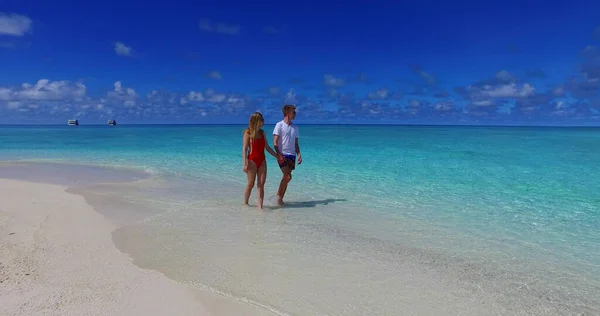 Coppia Sulla Spiaggia Alle Maldive — Foto Stock