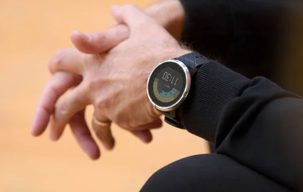Homme Avec Smartwatch Sur Montre Bracelet — Photo
