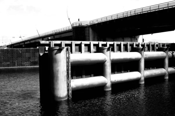 城市中一座桥的黑白照片 — 图库照片