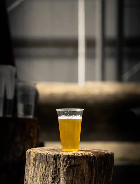 Glas Bier Und Ein Becher Whiskey Auf Einem Holztisch — Stockfoto