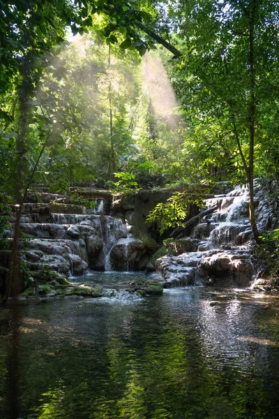 Vackert Vattenfall Skogen — Stockfoto