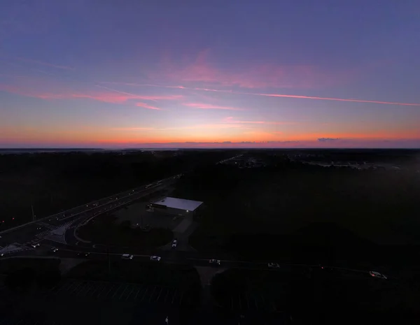 Schöner Sonnenuntergang Über Dem Meer Vor Naturkulisse — Stockfoto