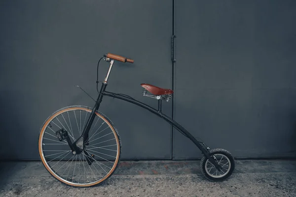 Cykel Parkerad Gatan Bakgrunden Närbild — Stockfoto