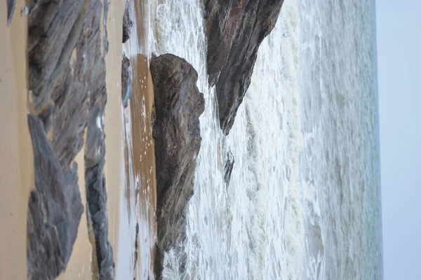 Сосульки Скалах Зимой — стоковое фото