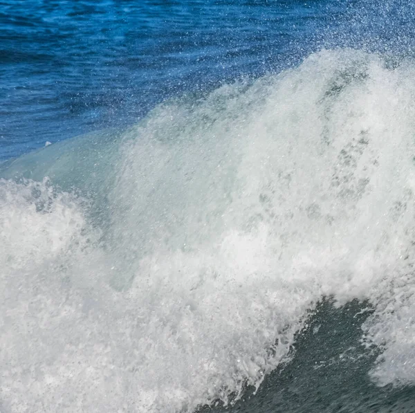 Sahildeki Deniz Dalgaları — Stok fotoğraf