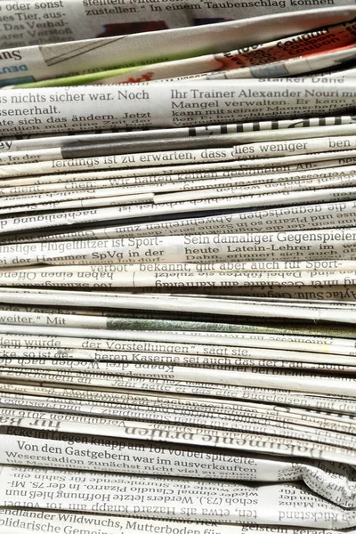 Στοίβα Εφημερίδων Λευκό Φόντο — Φωτογραφία Αρχείου