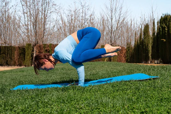 Mujer Joven Haciendo Yoga Sobre Hierba Parque —  Fotos de Stock