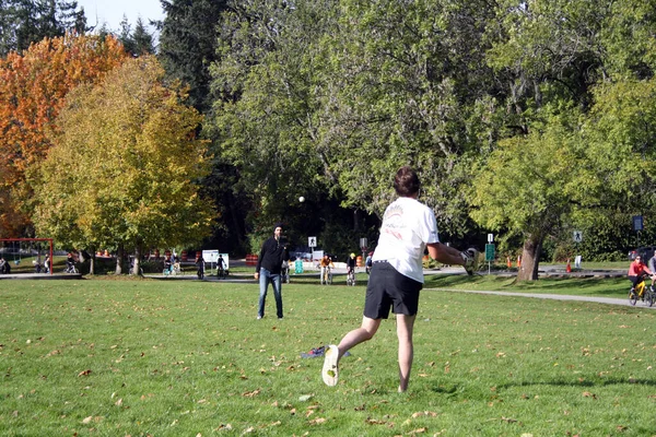 Vista Las Personas Que Relajan Parque —  Fotos de Stock