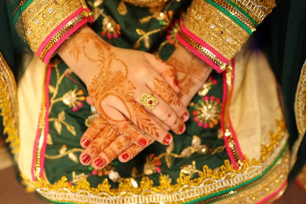 Robe Mariée Thaï Traditionnelle Avec Henné — Photo