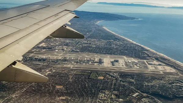 Flygplansvinge Från Fönstret Planet Flygplanet Himlen Solen — Stockfoto