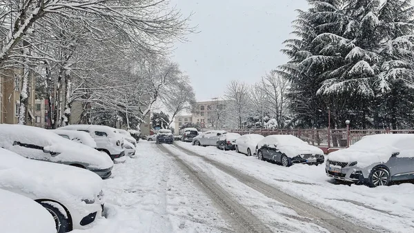 城里积雪覆盖的道路 — 图库照片