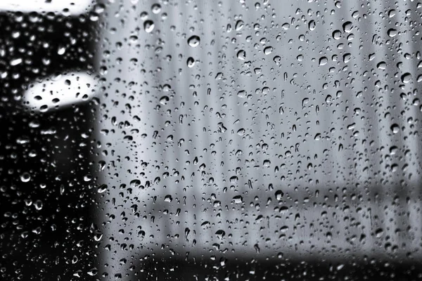 雨がガラスに降ったり閉じたり — ストック写真