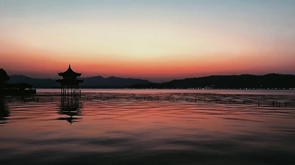 湖上美丽的落日 — 图库照片