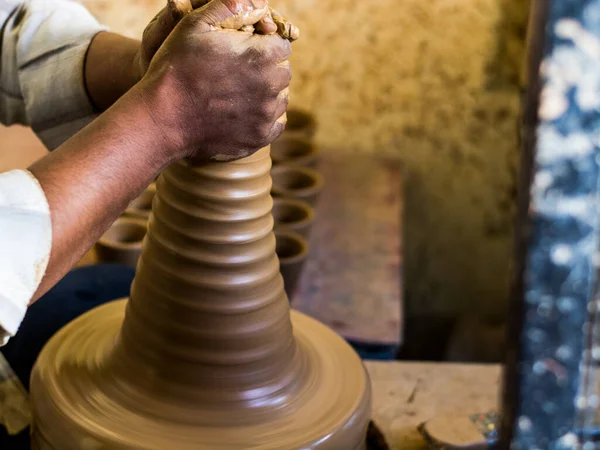陶工的手在陶器作坊里做了一罐粘土 — 图库照片