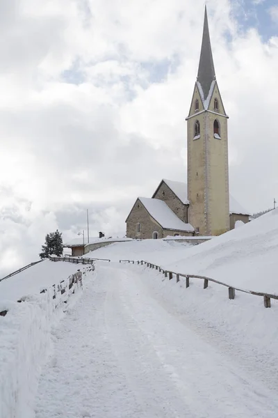 在雪地里的教堂 — 图库照片
