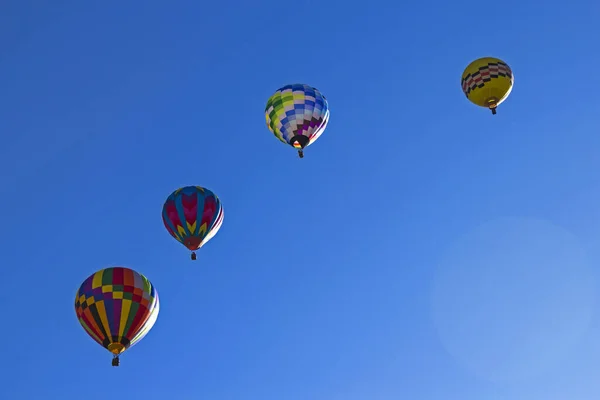 Kolorowy Balon Gorące Powietrze Przelatujący Nad Błękitnym Niebem — Zdjęcie stockowe