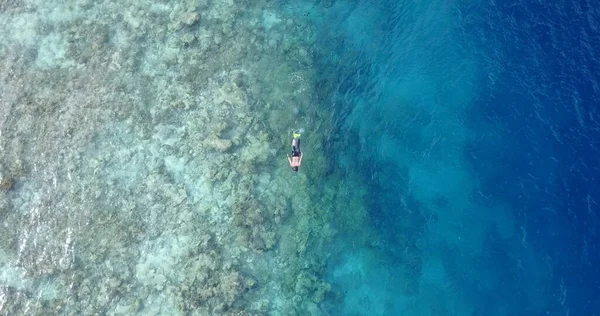 Luftaufnahme Des Schönen Jungen Mannes Wasser — Stockfoto