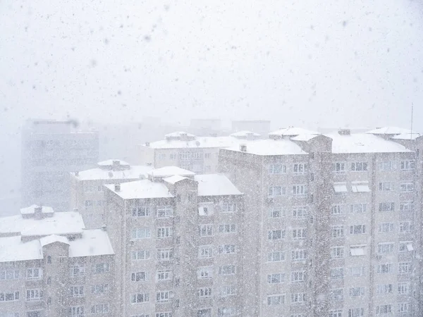 Zamrzlý Sníh Ulici Zasněženými Budovami — Stock fotografie