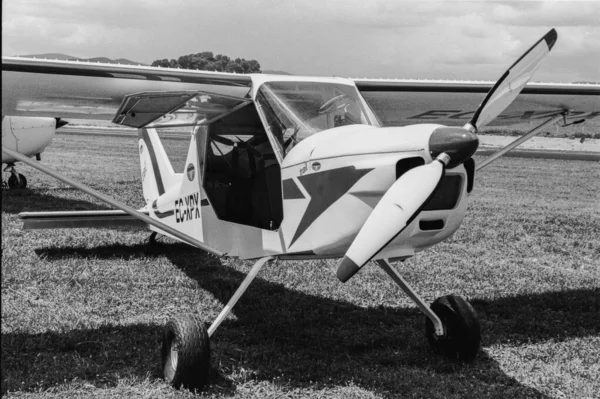 Παλιό Στρατιωτικό Αεροπλάνο Στο Πεδίο — Φωτογραφία Αρχείου