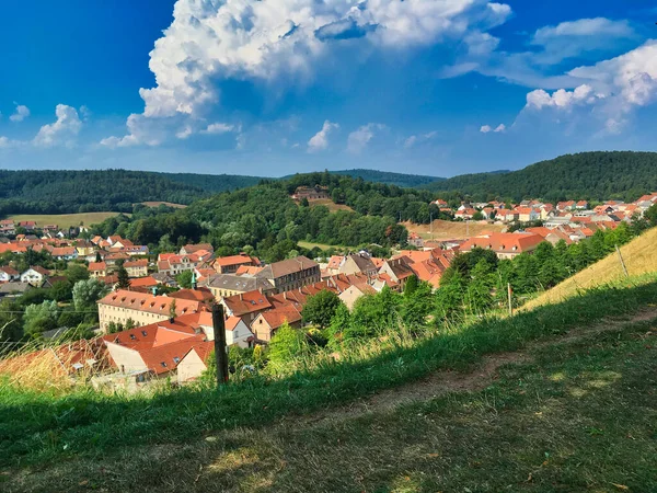 Widok Wieś Tle Gór Republice Czeskiej — Zdjęcie stockowe