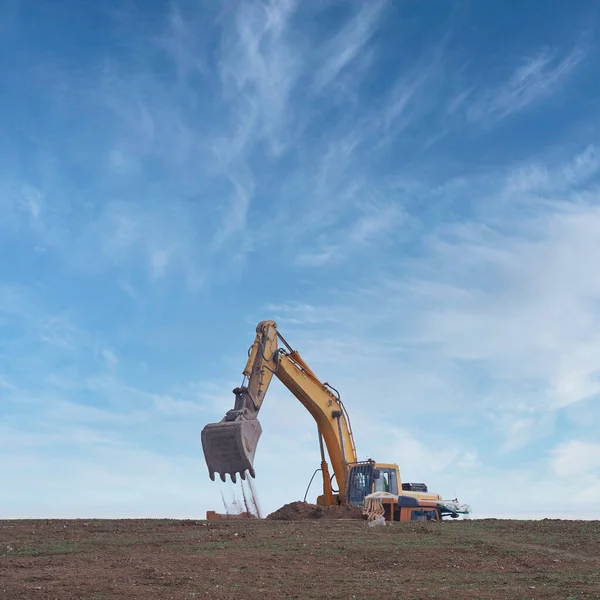 Grävmaskin Bakgrunden Den Blå Himlen — Stockfoto