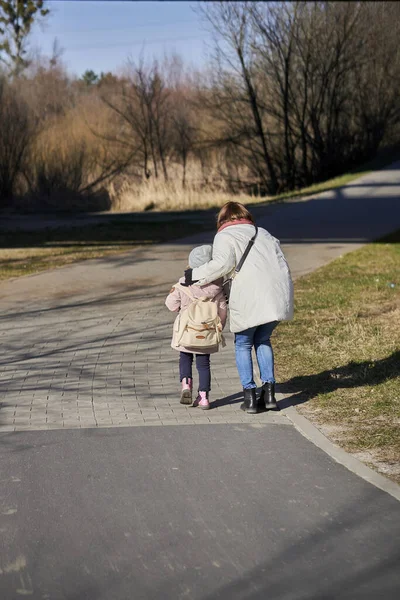 Anne Kızı Parkta Yürüyor — Stok fotoğraf