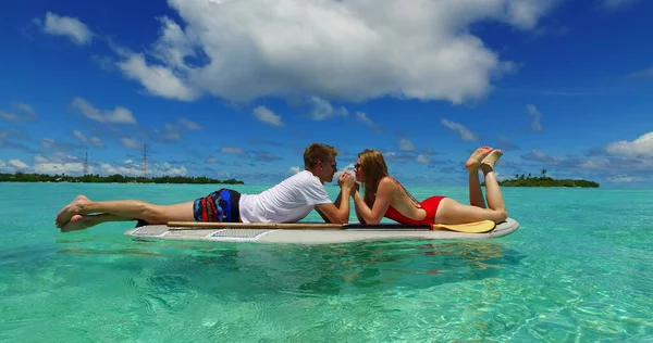 Pareja Joven Bikini Blanco Playa —  Fotos de Stock