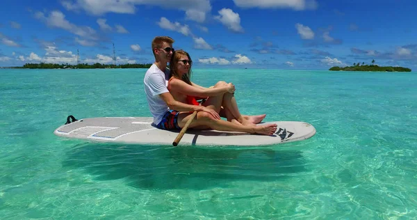 Coppia Romantica Sulla Spiaggia Alle Maldive — Foto Stock