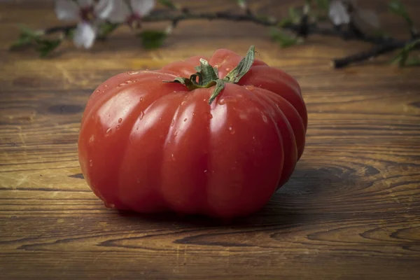 Frische Tomaten Auf Holzgrund — Stockfoto