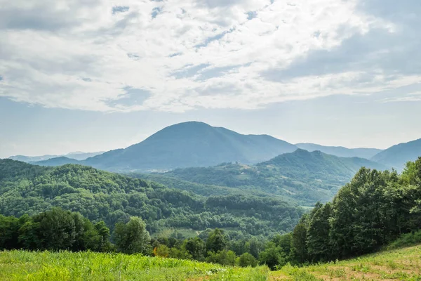 Verdi Colline Con Cielo Nuvoloso Nuvole Uno Sfondo — Foto Stock